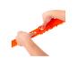 Kinderhanden verbinden oranje speelgoedbaanonderdelen met een klein rood embleem.
