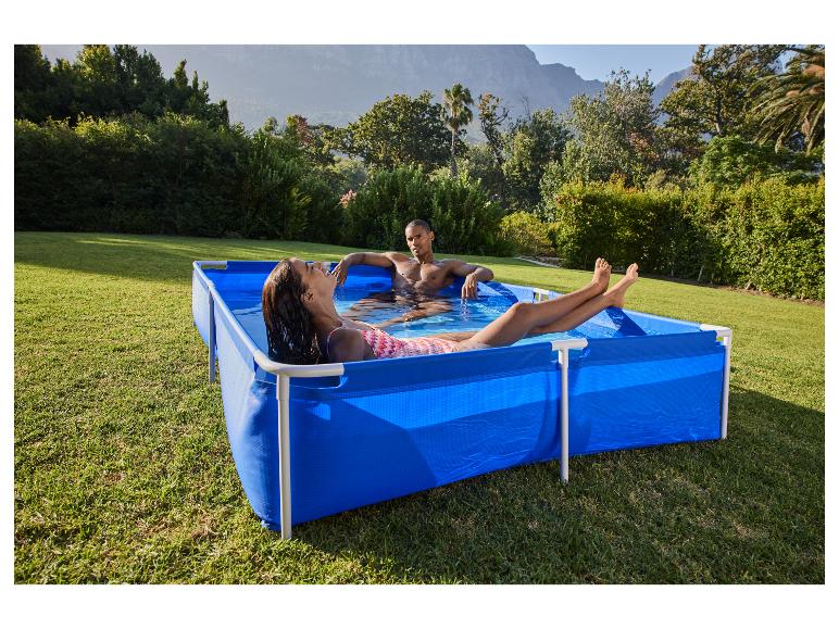 Stel ontspant in een blauw opzetzwembad in een zonnige tuin.