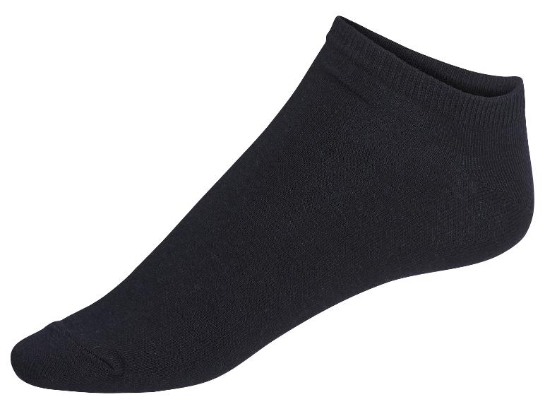 Korte, zwarte sokken.