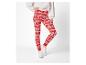 Een persoon draagt rood-witte kerstlegging met een wit sweatshirt en witte sneakers.