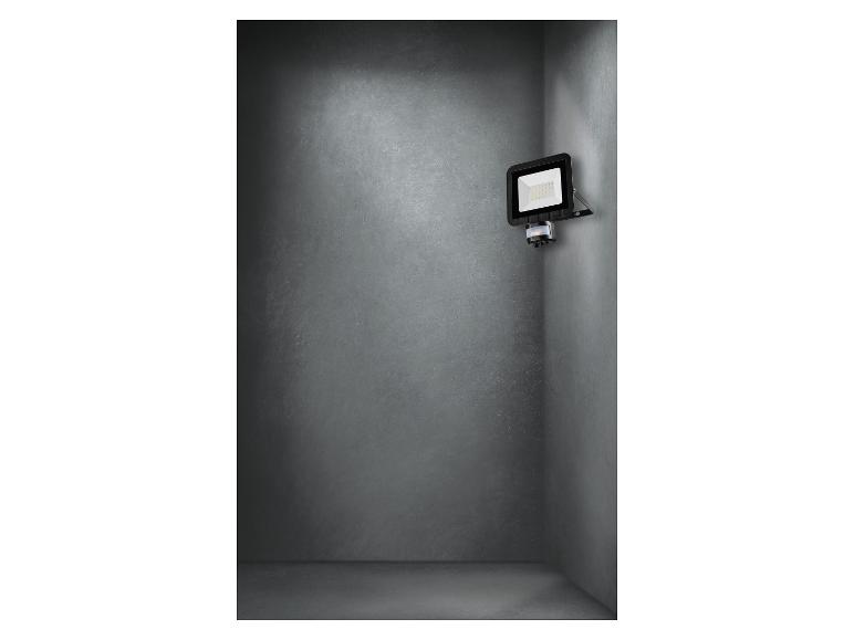 LED buitenlamp met bewegingssensor, aan de muur gemonteerd.