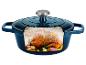 Blauwe braadpan met gebraden kip, knoflook en kruiden, doorsnede toont stoom en condensatie.