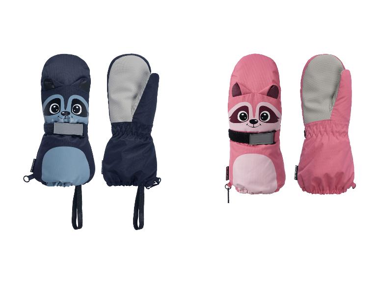 Twee paar kinderwanten met wasbeer-thema, één blauw en één roze, met reflecterende banden.