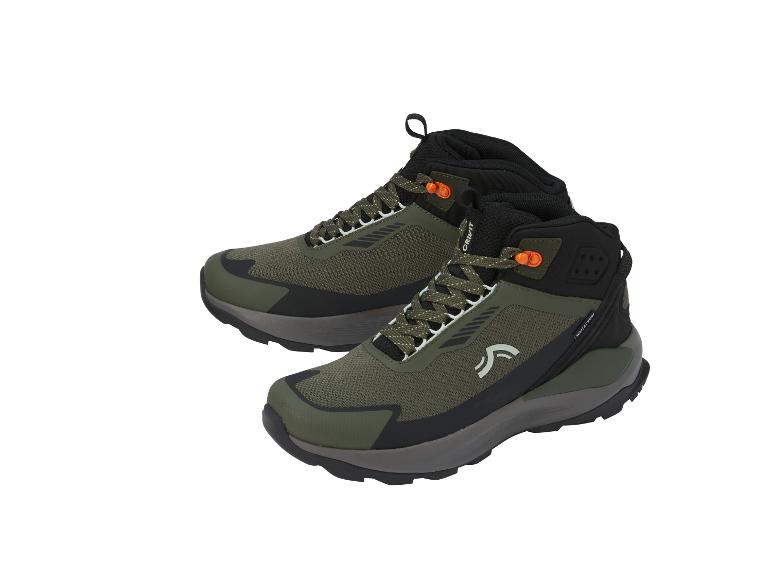 Paar olijfgroene en zwarte waterdichte wandelschoenen met oranje accenten.