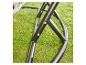 Close-up van een zwart metalen frame van een hangstoel op gras.