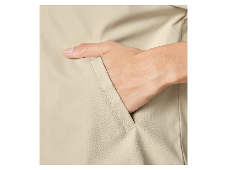 Een beige jas met een zak.