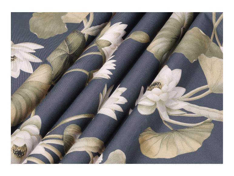 Donkerblauwe stof met witte lotusbloemen en groene bladeren