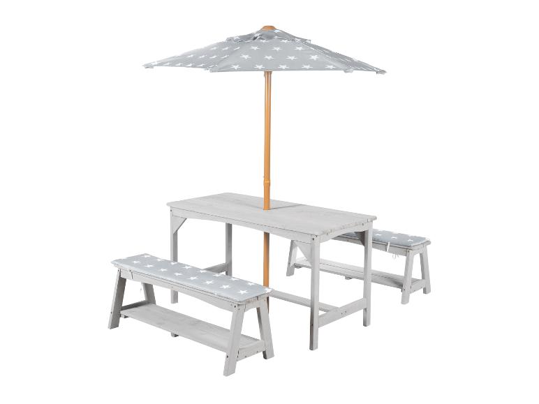 Kindertafel en bankjes met grijze parasol met witte sterren