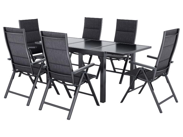 Donkergrijze tuineetset met uitschuifbare tafel en zes klapstoelen.