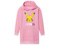 Een roze hoodie met een Pikachu-print en het logo van Pokémon.