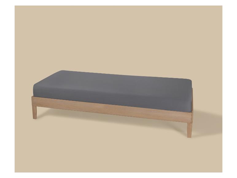 Houten bank met grijs matras op beige achtergrond.
