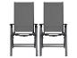 Twee grijze opvouwbare tuinstoelen met armleuningen.