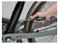 Hand gebruikt flexibele schroevendraaier om fiets af te stellen.