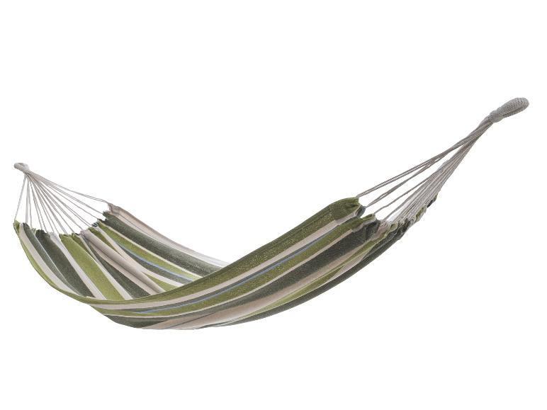 Groen-beige gestreepte hangmat voor ontspanning.
