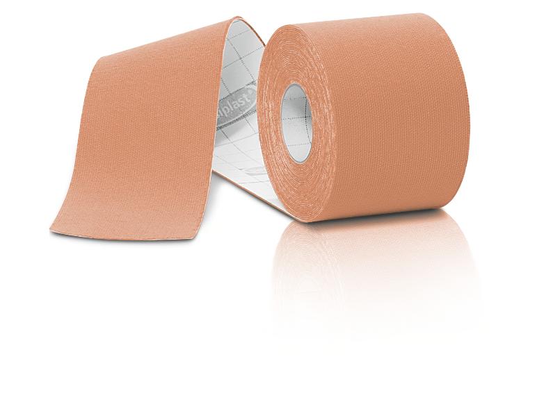 Rol huidkleurige kinesiotape met een afgerold uiteinde, op een witte achtergrond.