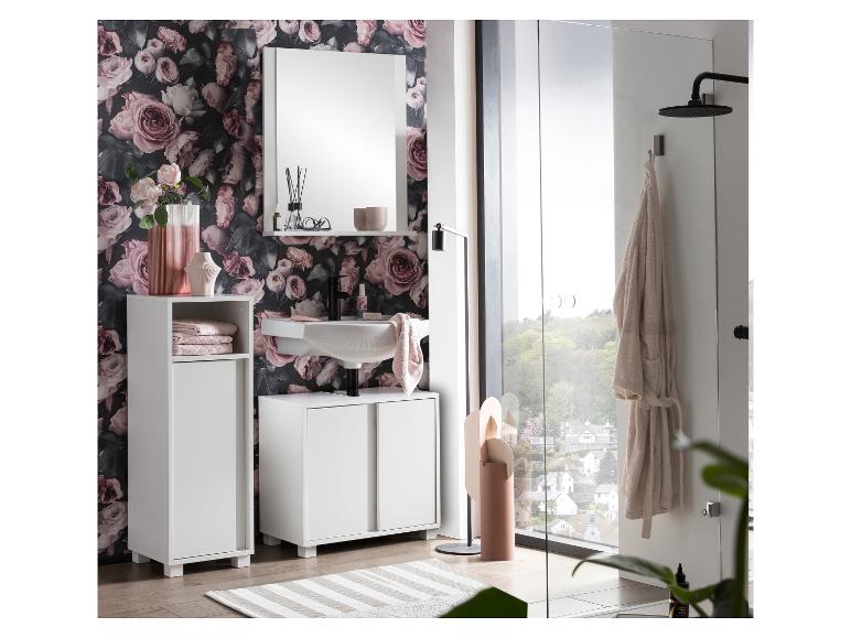 Badkamer met bloemenbehang, wit wastafelmeubel, spiegel en douche.