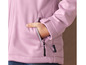 Een roze softshell jack met een rits en een zak.