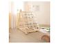 Houten klimrek voor kinderen met touwnet in een lichte kamer met kinderdecoratie.