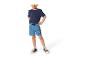 Jongen in donkerblauw T-shirt en blauwe korte broek met stripfiguren