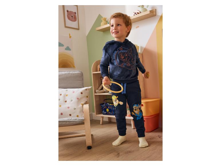 Jongen in een donkerblauwe Paw Patrol hoodie en joggingbroek.