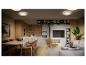 Moderne woonkamer met eethoek, keuken, bank, televisie en open haard.