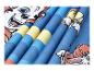 Blauwe stof met cartoonfiguren en gele strepen.