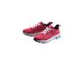 Een paar roze sportschoenen met witte veters en een witte zool
