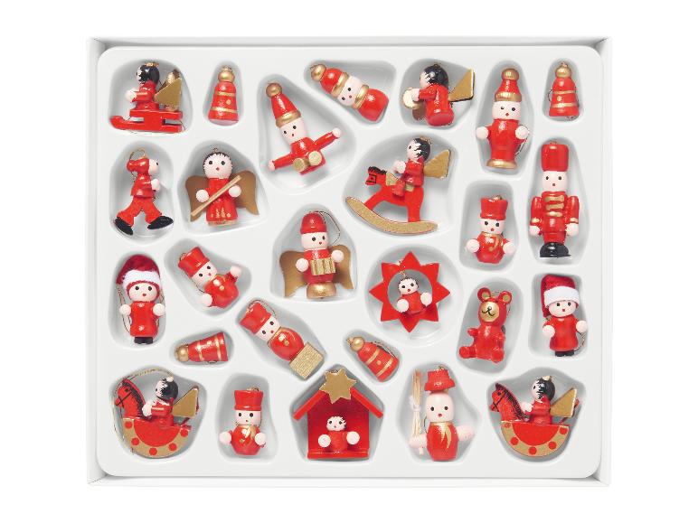 Een set rode en gouden houten kerstornamenten in een witte doos.