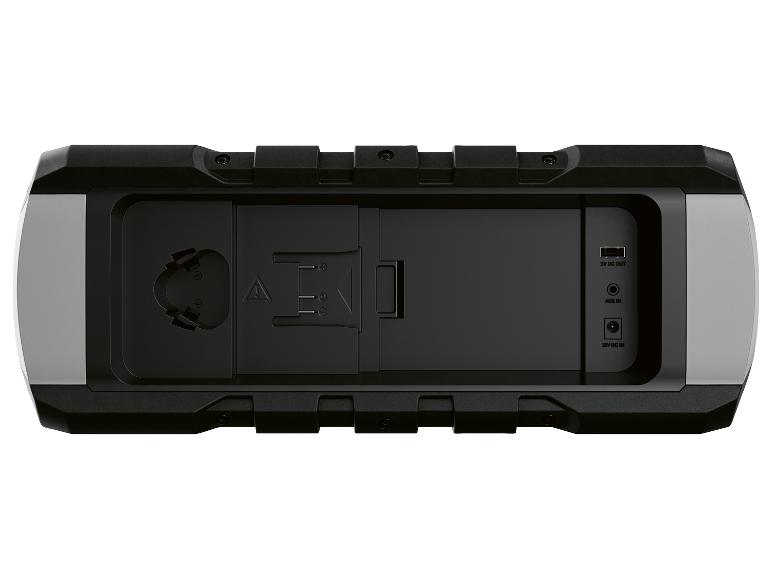 Achterkant van een robuuste luidspreker met voedings- en aux-poorten.