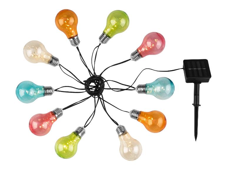 Kleurrijke solar gloeilampen, verbonden met een zwarte kabel en een zonnepaneel.
