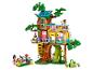 Een LEGO Friends set met een boomhut met meerdere verdiepingen, minifiguren en accessoires.