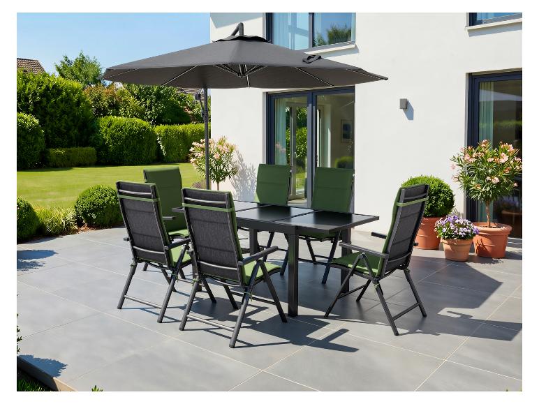 Tuinmeubelset met tafel, zes stoelen en parasol op een terras.