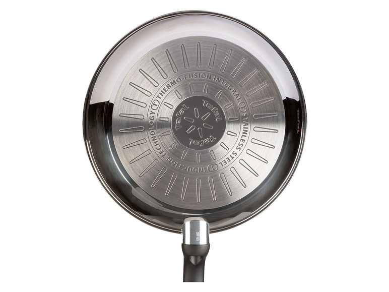 Een Tefal-koekenpan met een geïntegreerde roestvrijstalen bodem.