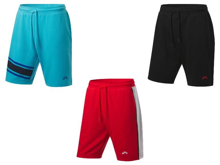 Sport shorts: blauw, zwart en rood.