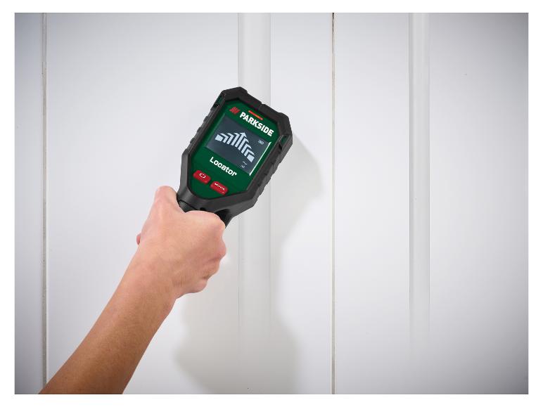 Hand die een locator vasthoudt en deze tegen een witte muur houdt