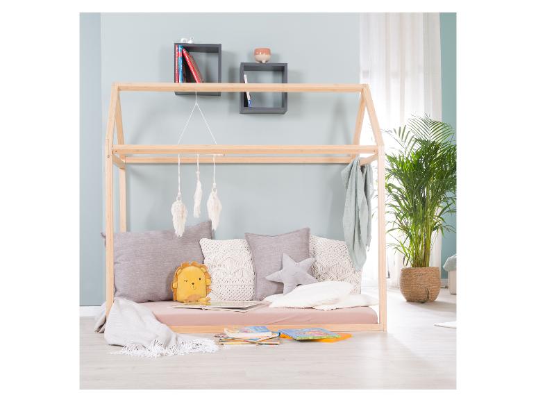 Kinderkamer met huisbed, planken en planten