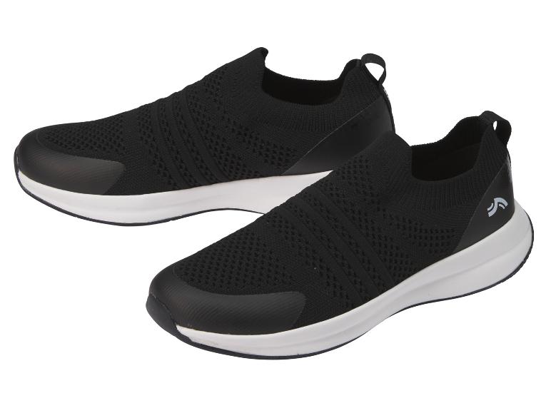 Een paar zwarte gebreide sneakers, slip-on model.