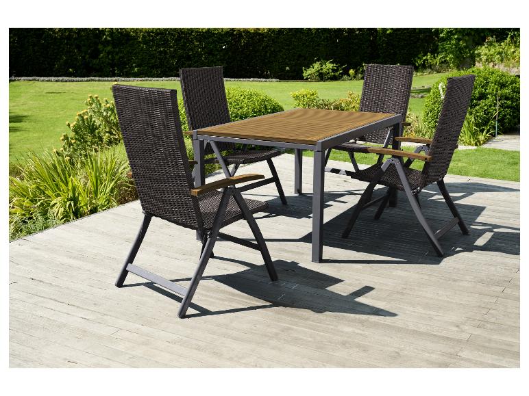 Tuinset met tafel en stoelen van wicker en metaal.