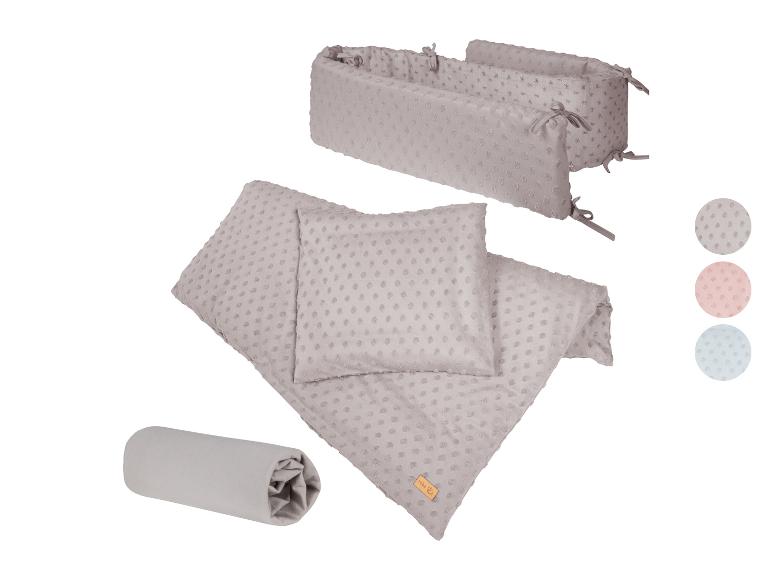 Grijze babybeddengoedset met gestippelde textuur, inclusief bumper, dekbed, kussen en hoeslaken.