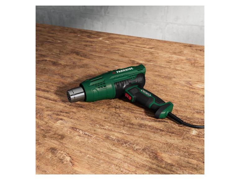 Een Parkside heteluchtpistool op een houten tafel.
