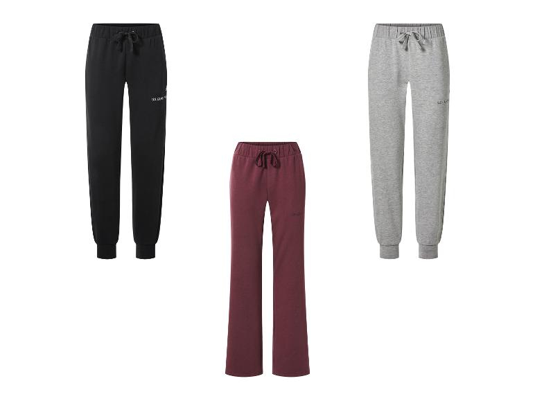Drie joggingbroeken: zwart, bordeauxrood en grijs, allemaal met trekkoord.