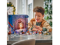 Een jongen speelt aan tafel met een speelgoed-adventskalender.