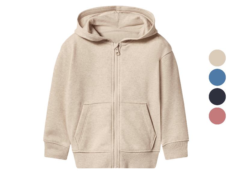 Beige kinderhoodie met rits en zakken, met kleurstalen.