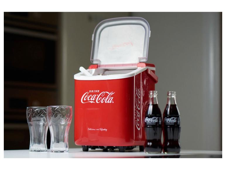 Een rode Coca-Cola koelbox met twee flessen Coca-Cola en twee glazen.