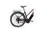 Zwarte elektrische fiets met rode accenten en bagagedrager.
