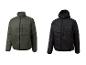 Twee gewatteerde jassen, één olijfgroen zonder capuchon en één zwart met capuchon.