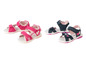 Twee paar roze en blauwe kindersandalen met hartjes en sterren.