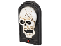 Halloween decoratie in de vorm van een schedel met lichtgevende ogen en rode knop.