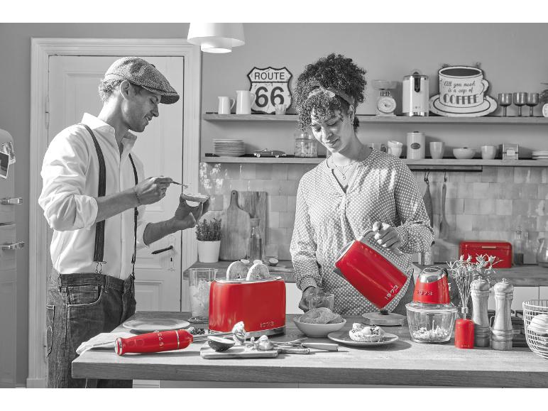 Rode 1973 keukenapparaten in een retrokeuken.