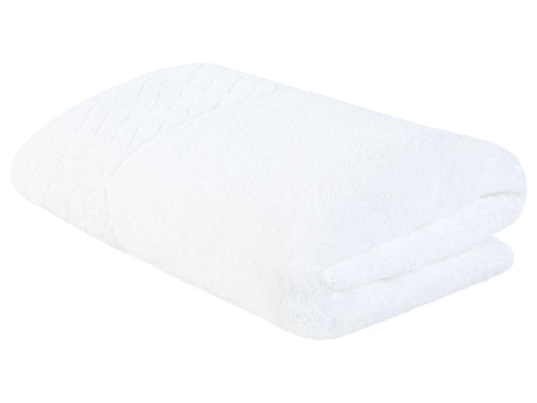 Een witte badhanddoek, gevouwen.